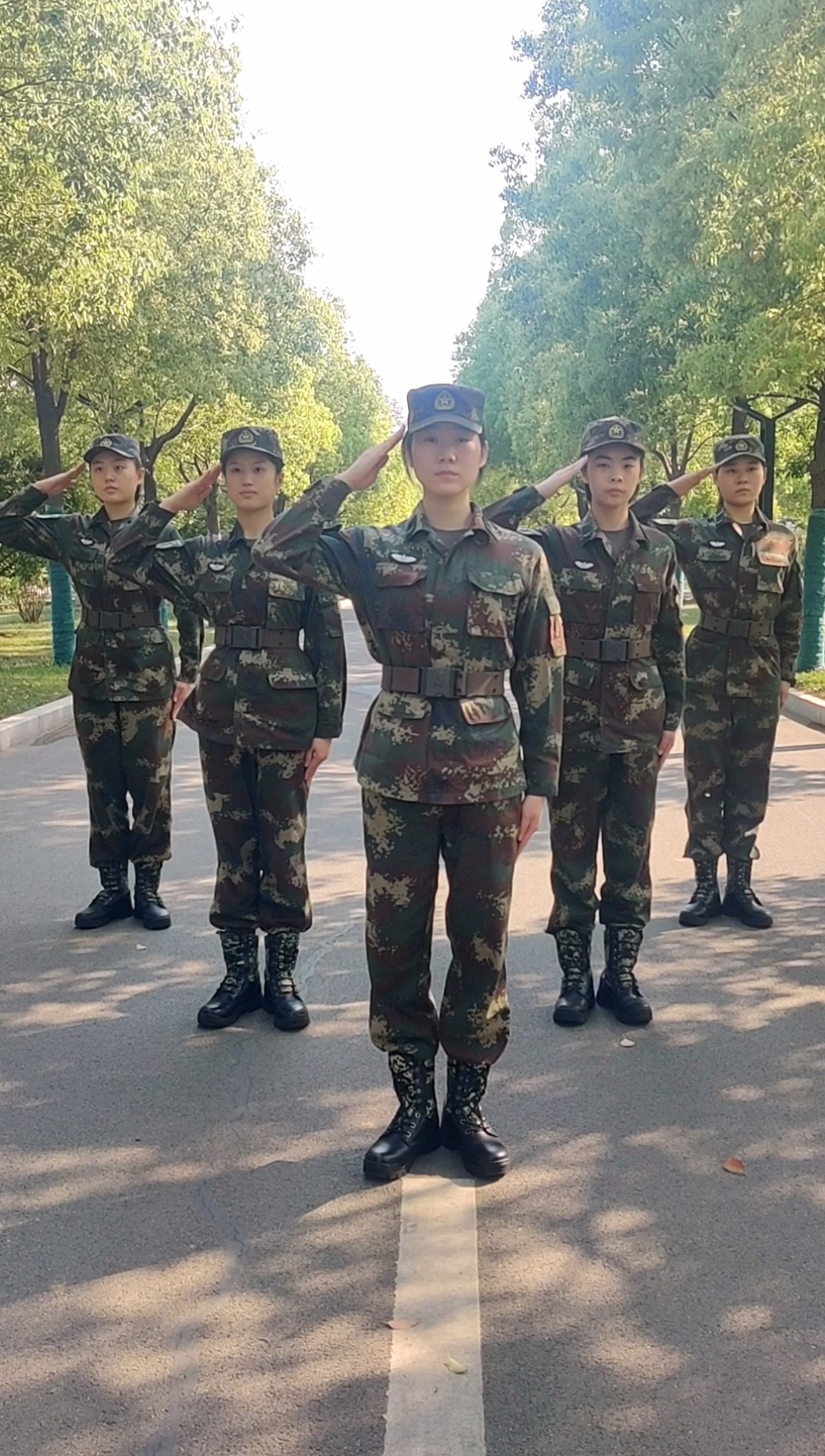 火箭军兵妹妹飒姿英爽——最美军礼