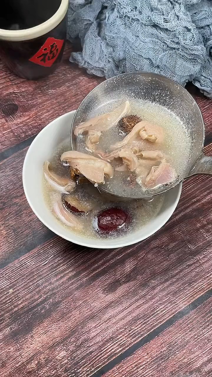 春砂仁猪肚煲,美味作用大(具体上网自查),我只说六个字:绝对名不虚传