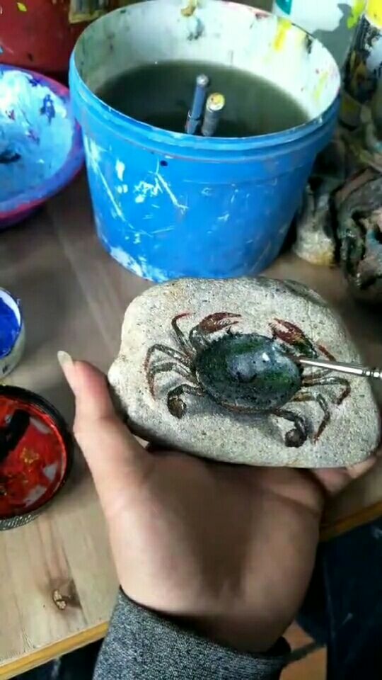 石头上画一只小螃蟹