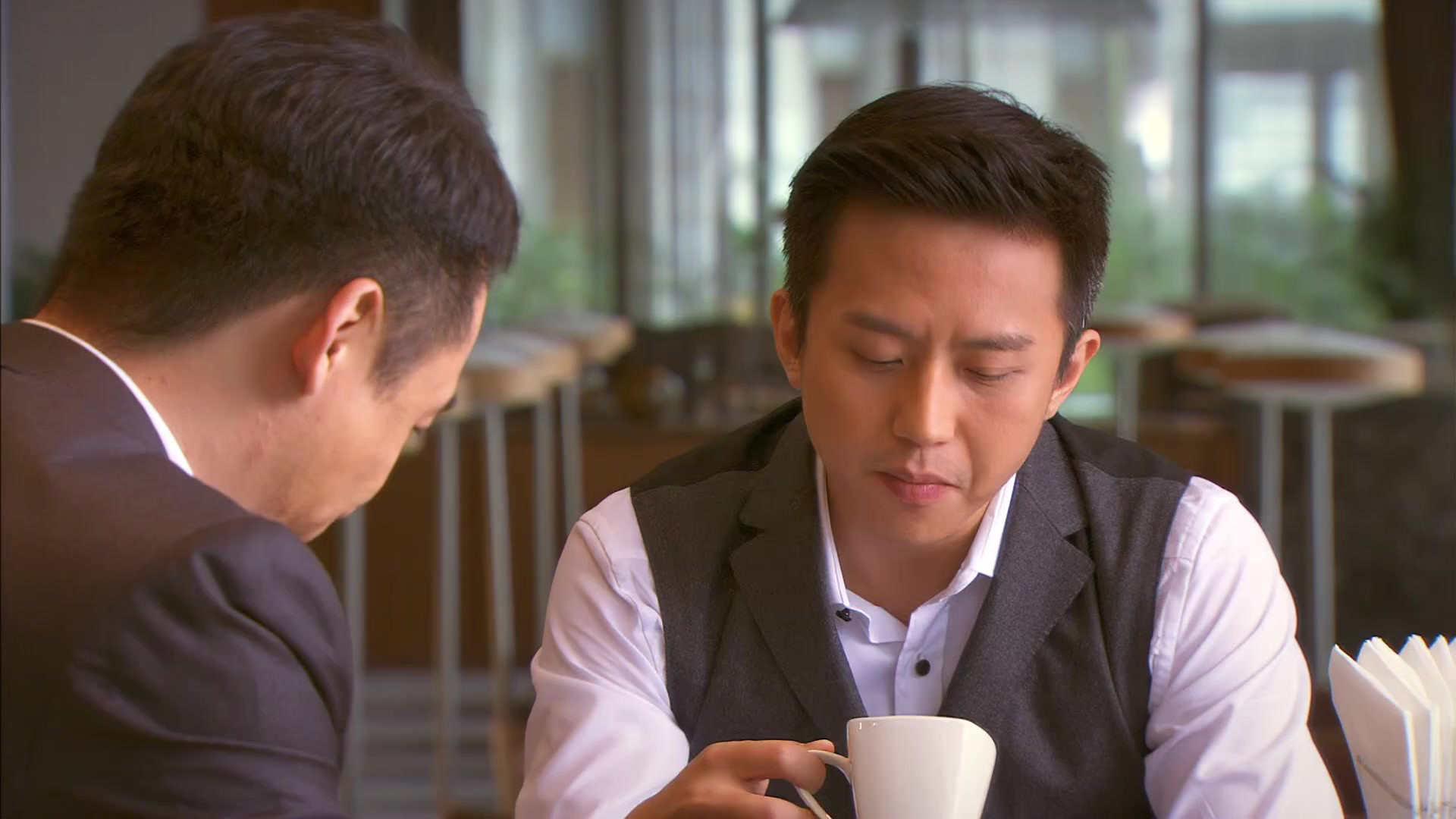 相爱十年:小伙跟初恋联系,怎料老婆就在屋外,小伙瞬间心慌