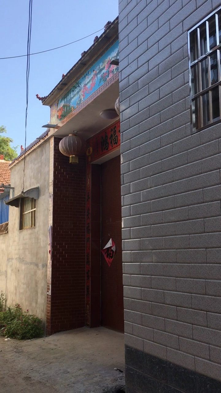 两门相对必有一退!农村两家大门相对,实地化解中