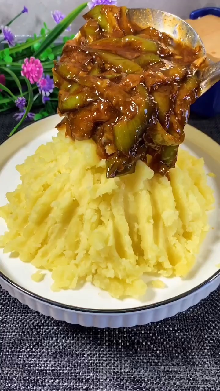 老家传统菜,茄子土豆泥,配上两碗大米饭真香