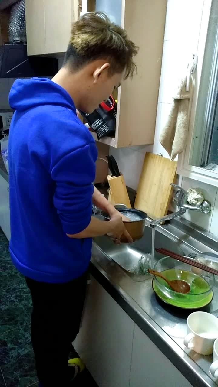 做饭布置朋友生日咯,做一位家庭厨男