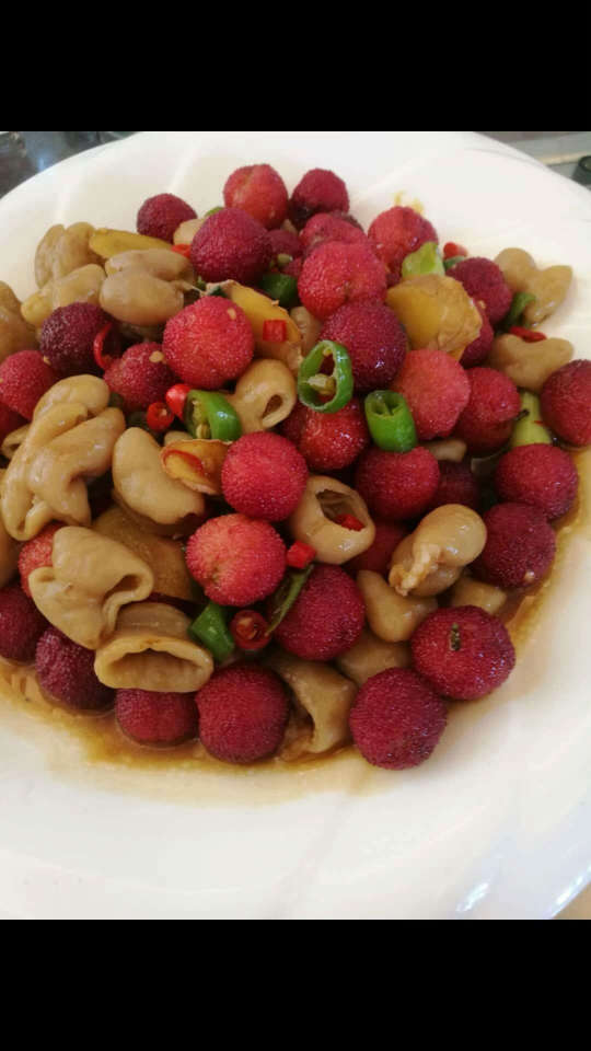 我们瑞金的特色菜 杨梅炒猪大肠,特别美味[色],没有吃过的点个赞[呲牙