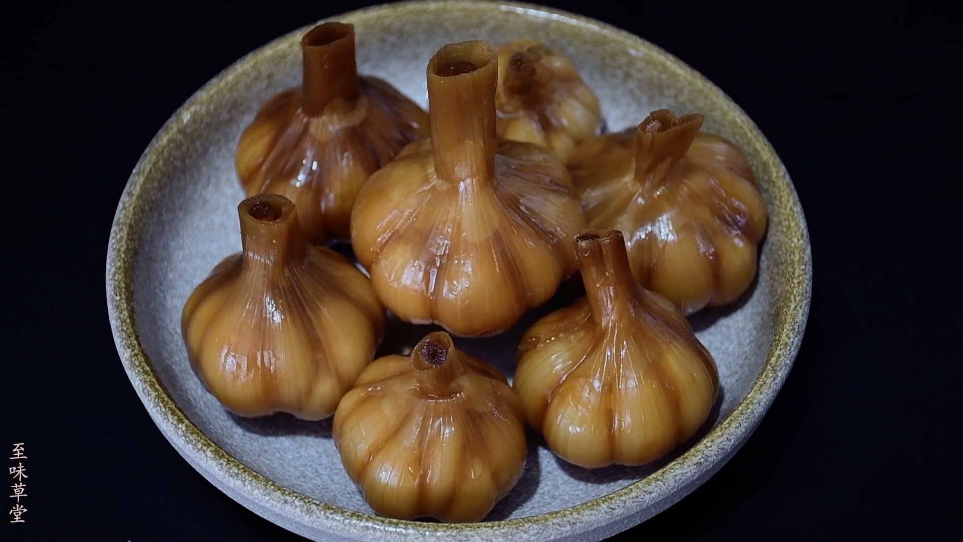 腌糖蒜时,用陈醋还是米醋?教你正确做法,蒜瓣清脆,酸甜适口