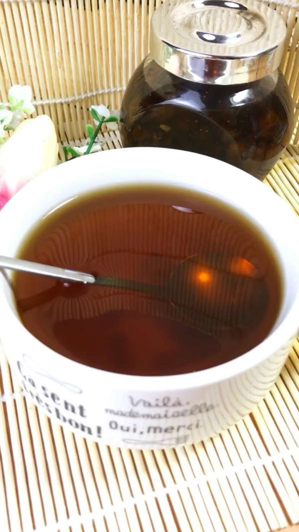 经纪人小微 宝宝夏季不喝水愁坏了吧?豪妈教你一道冬瓜雪梨红糖饮