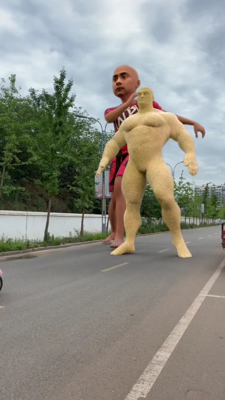 大沙雕学的杰克逊的滑步,后面的大头人挺像我啊5oe