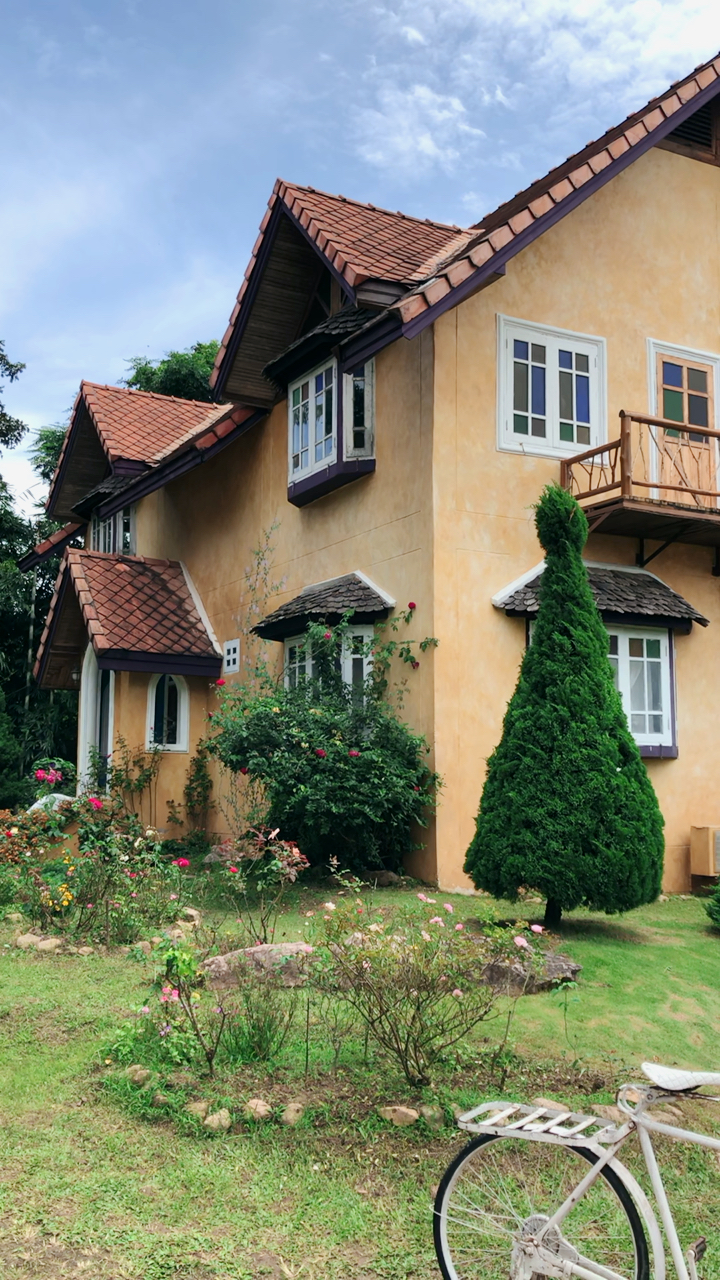 泰国拜县的网红黄房子,背后就是山区田野风光