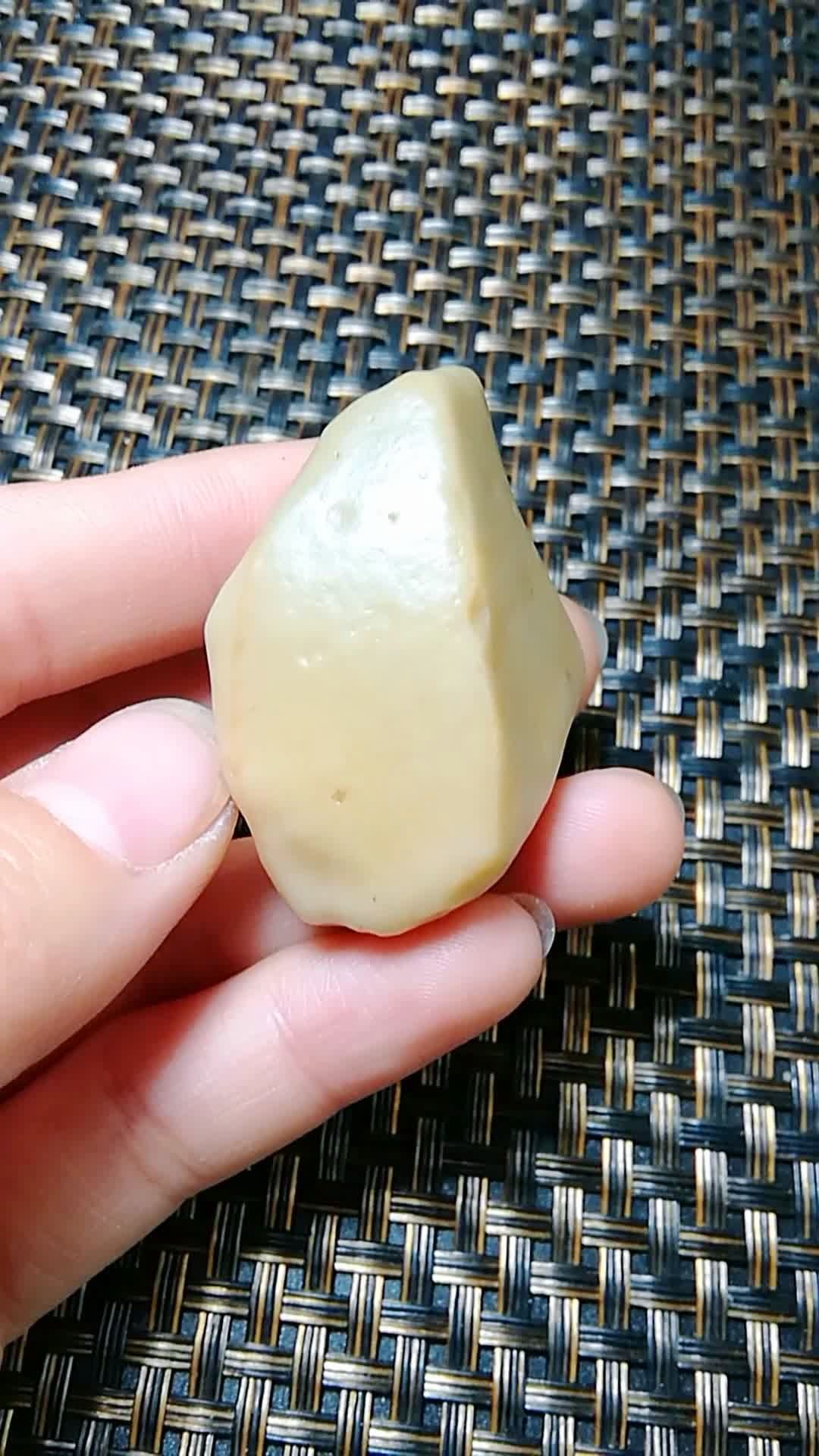 泥石玉完全玉化,肉干净细腻油润