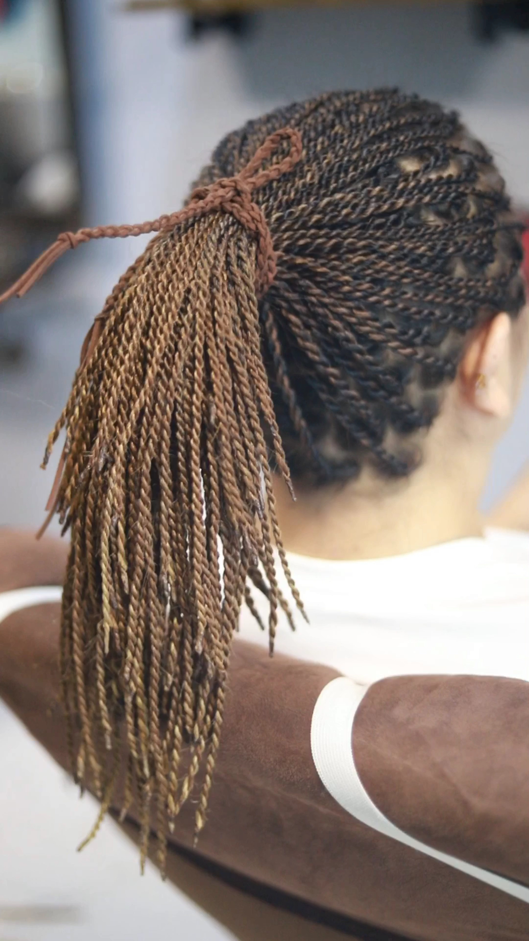 非洲扭搏辫,我们一直好奇非洲发型怎么编的今天我给大家做出来,这款扭