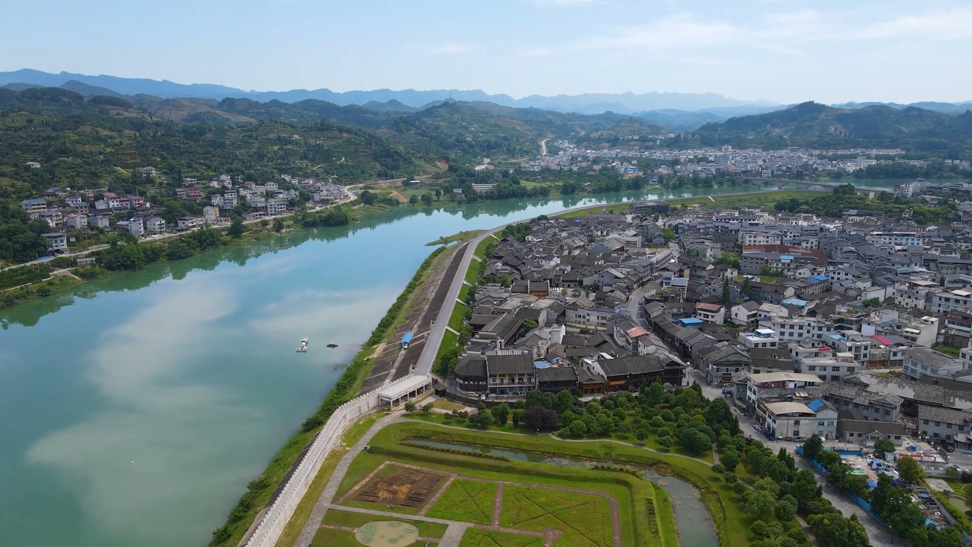 里耶古城遗址位于湖南龙山县里耶镇,2002年因为出土3.