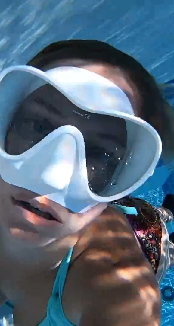 搞笑的玛丽,潜水还不忘自拍!
