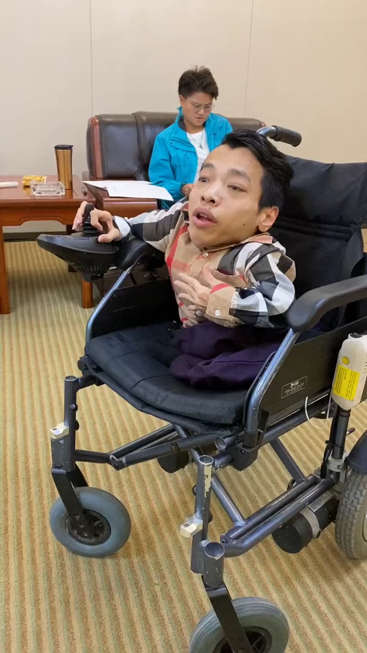 每天都在忙碌着李创利李创利轮椅上的总裁百万视友赐神评