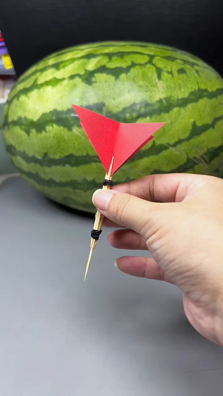 用牙签做个简单的小飞镖