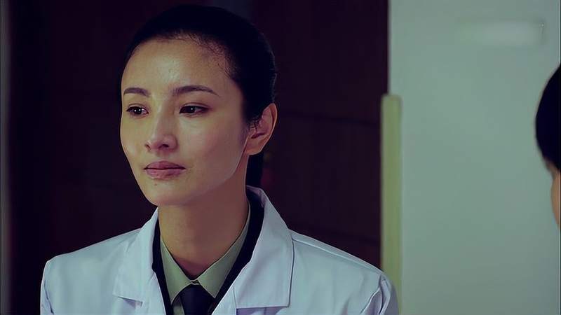 利刃出击女队长不肯正视感情,女军医看穿一切,忍痛割爱让给她军旅片