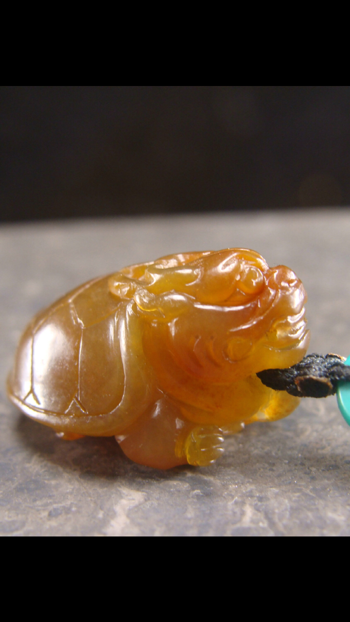 新疆和田玉籽料满黄沁龙龟挂坠