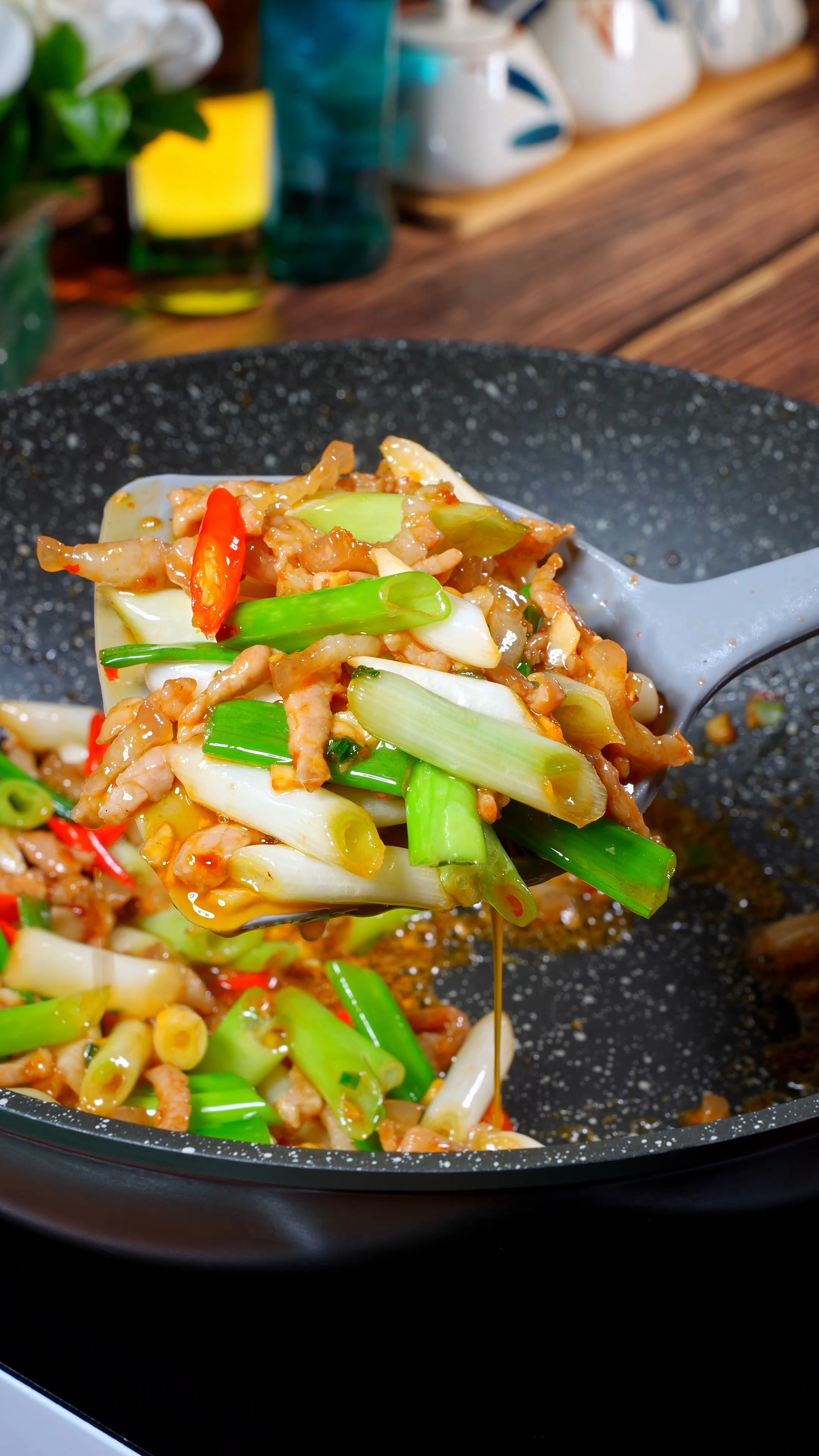 葱爆肉不一定要切成片,这样做更入味.