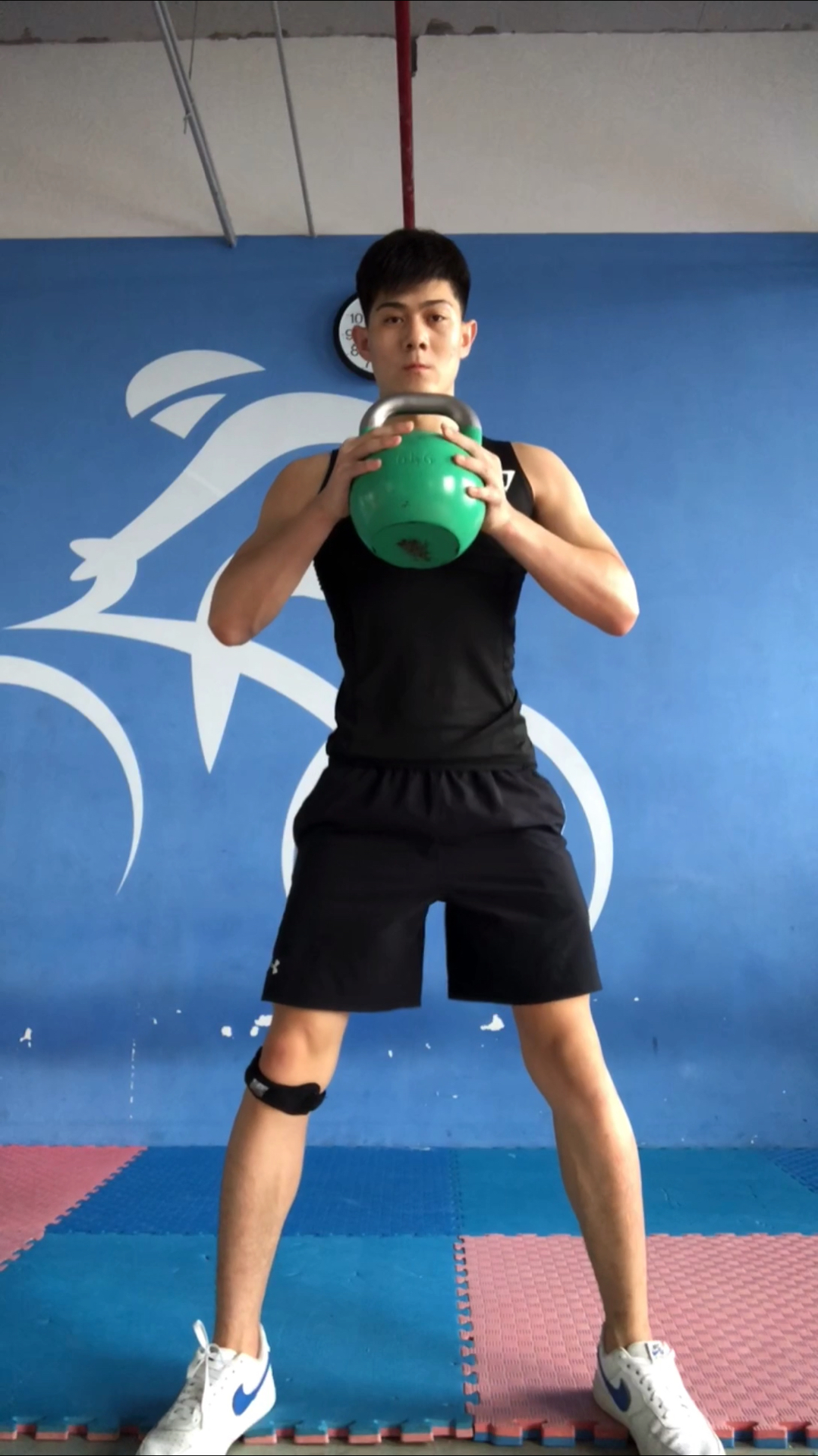 壶铃深蹲训练大腿内收肌