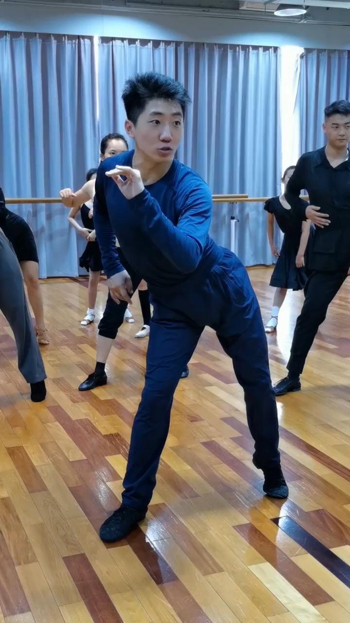 集美们墨墨男神是没机会了不过墨墨的老师曹政.孙璠 拉丁舞.