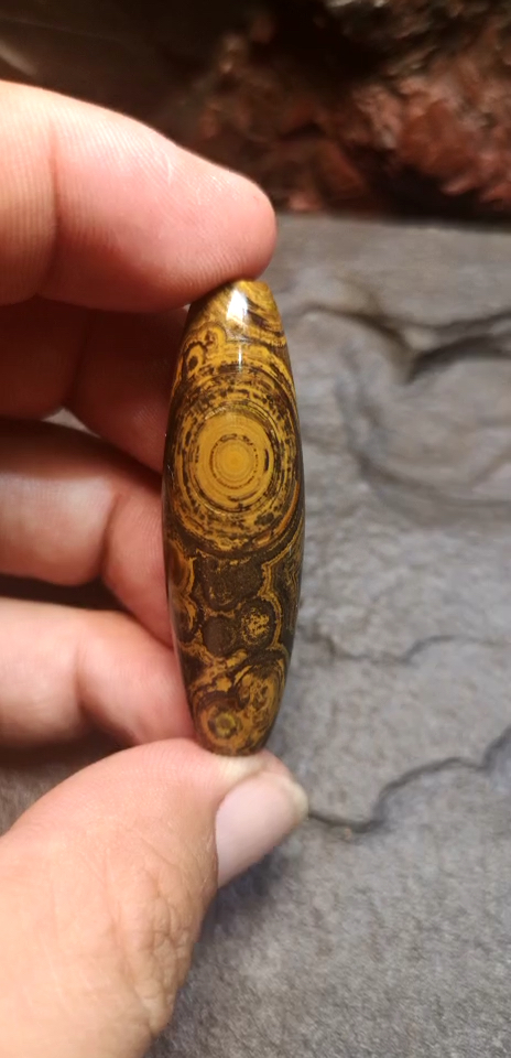 九眼蒙天珠称为至尊珠,是一颗顺心所愿的智种天珠.