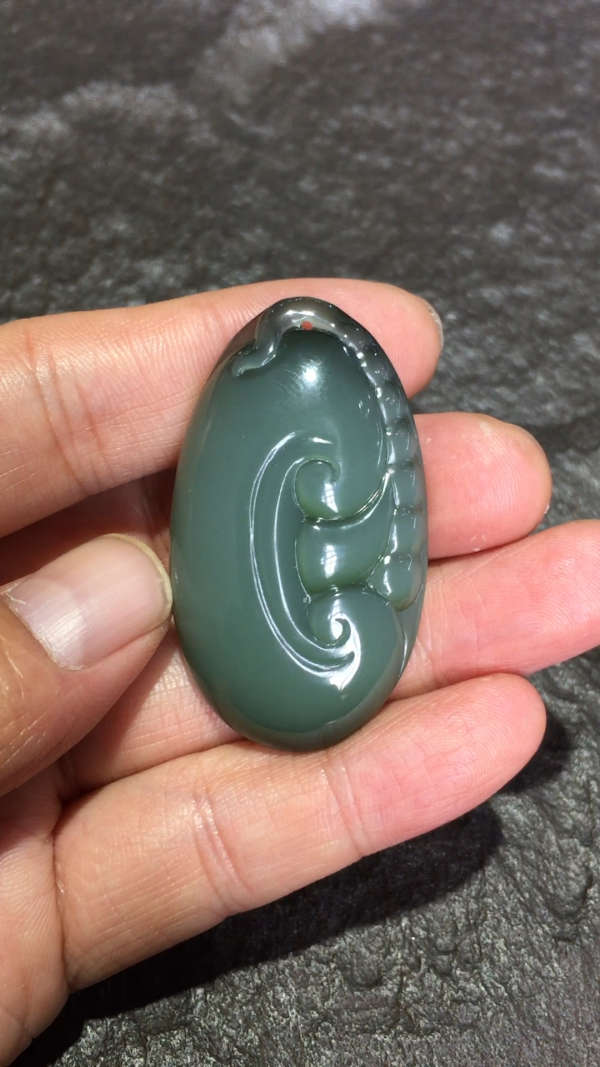 22.6克冰底猫眼碧玉如意挂件,玉质超细腻,冰润无瑕,手工精雕