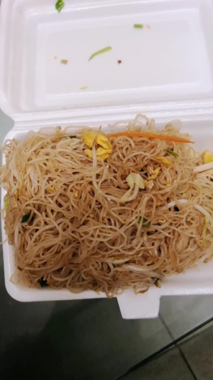 肚子有点饿了,刚打包个炒米粉吃,味道还可以哦