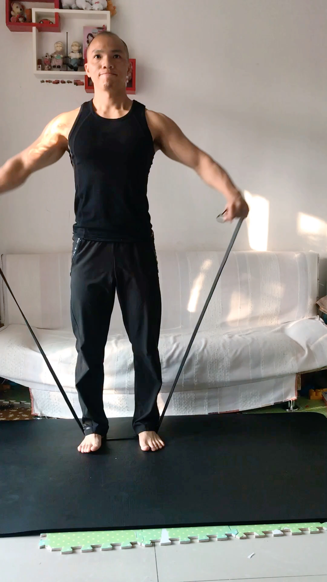 肩部手部弹力绳训练