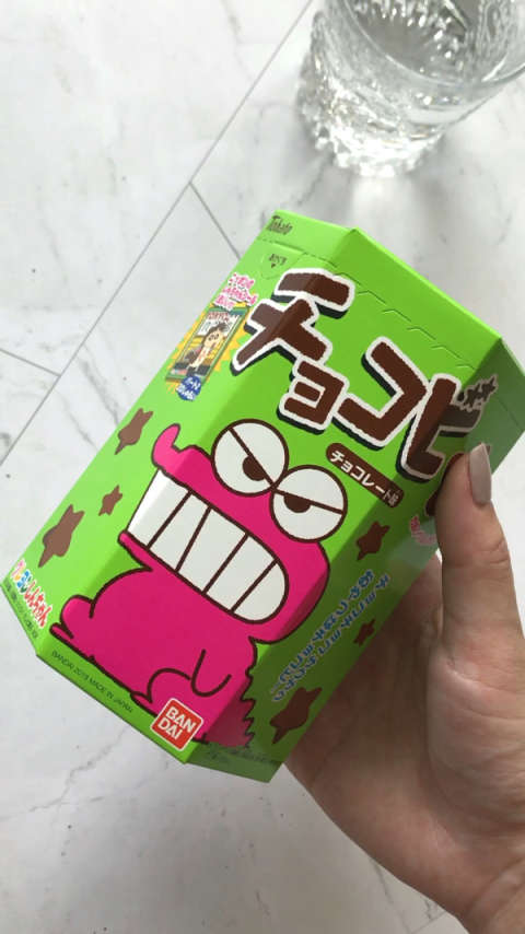 试吃蜡笔小新巧克力味星星饼干 以后你们有好吃的也可以给我推荐哦!