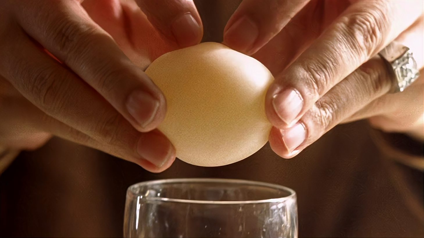 天下无贼:葛优单手剥鸡蛋这段,据说连史泰龙都模仿过,厉害了