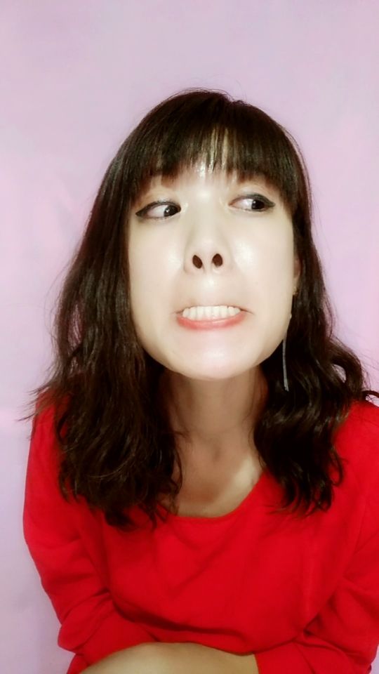 相信这是最丑的咬嘴唇了!
