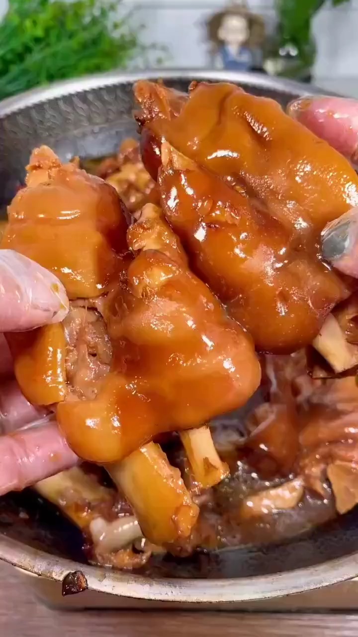 酱香浓郁,软烂入味的酱猪蹄,也太馋人了吧!