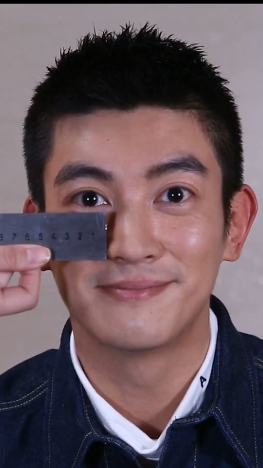 杜江的眼睛到底有多大?我们这次直接用尺子量了一下!