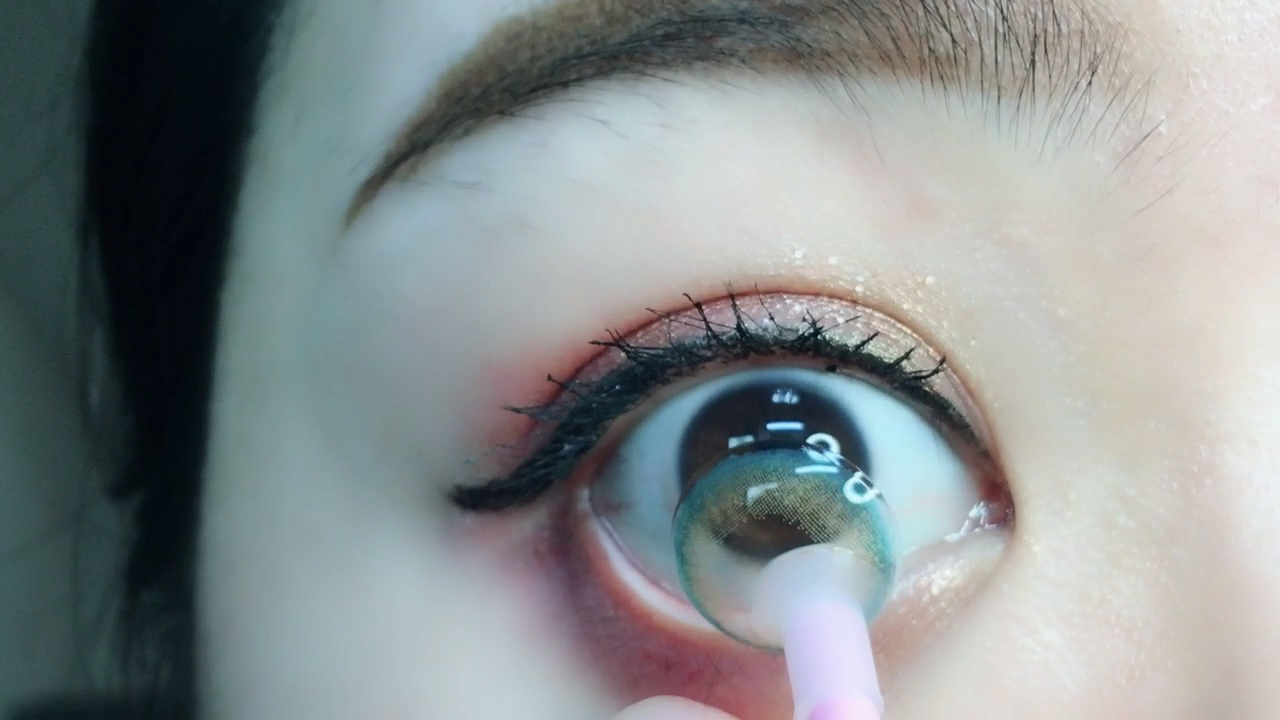 教新手佩戴美瞳