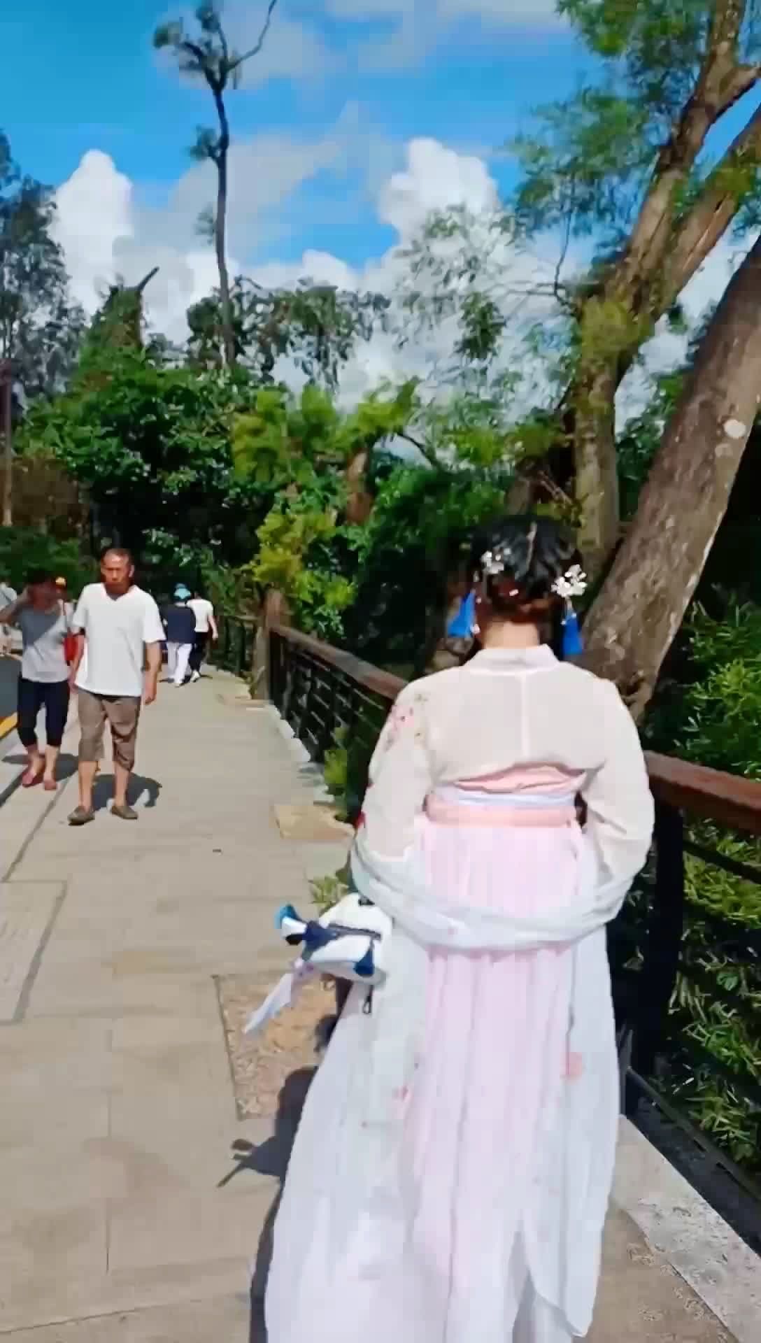 女子芳龄二八,特此游街,如有相中,请抬聘礼入门详谈98