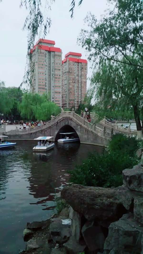 马上高考了,我来到太原儿童公园的状元桥.