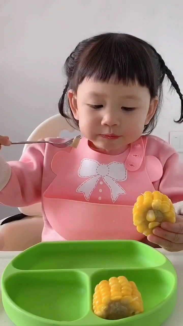 每次吃饭都大口大口的!#萌娃