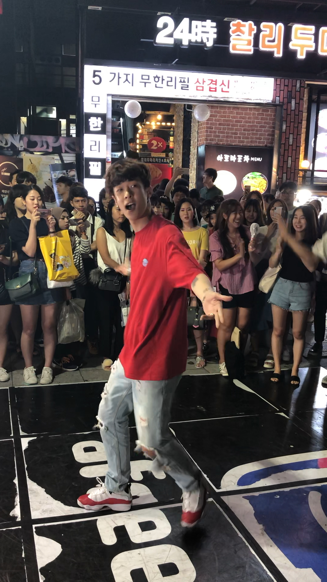 弘大看公演跳ringa linga的时候全程看红衣小哥哥全程目不转睛hhh