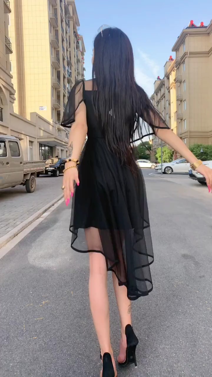 这背影好美啊,小姐姐一回头简直太美了