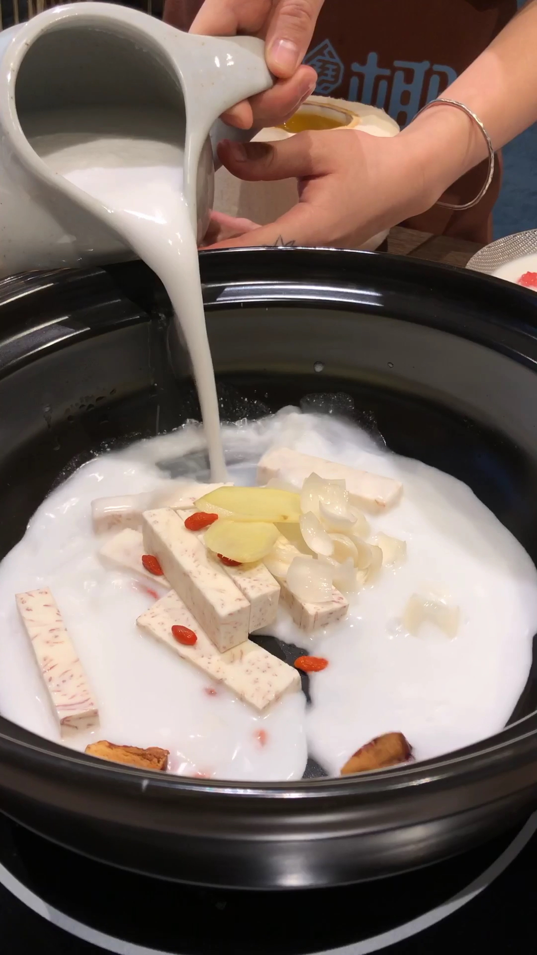 椰奶锅了解一下,椰肉和椰子鲜榨的锅底!关注我带你们吃遍上海