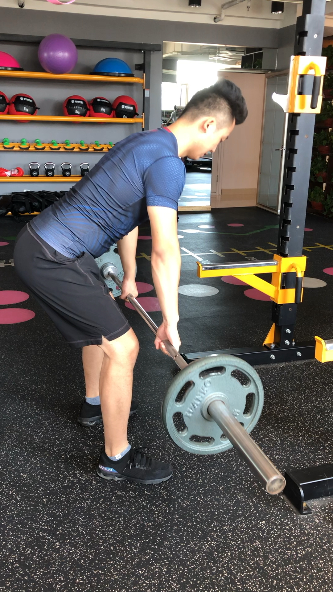 杠铃划船:增强背部,肩部和双臂的力量