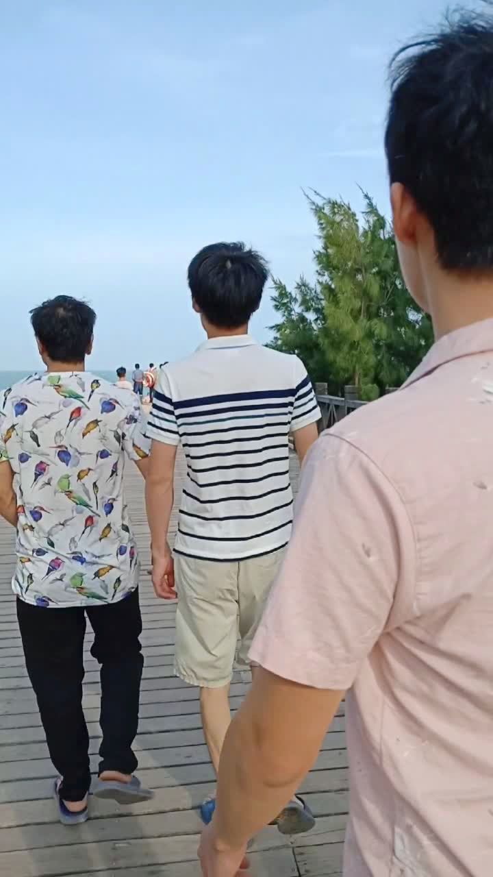 炎热的夏日大众人群涌入海边沙滩