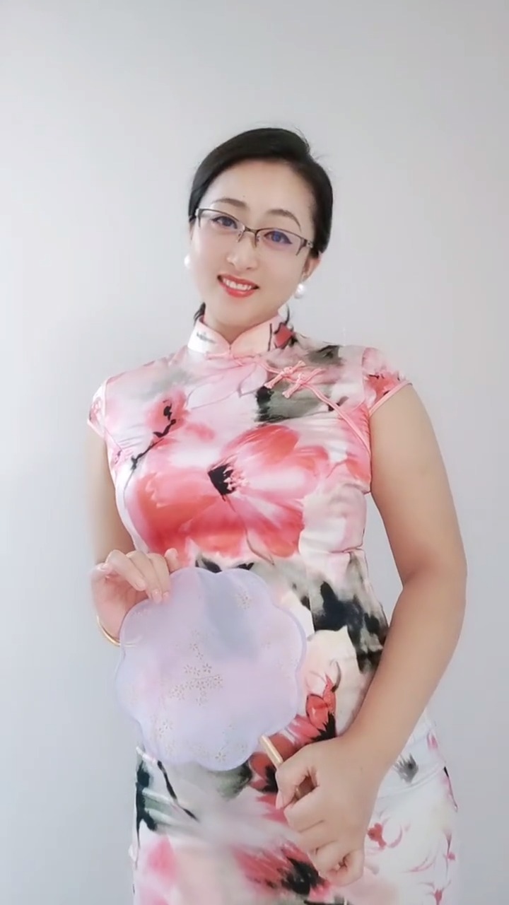 你们觉得什么身材穿旗袍更好看?#微胖美