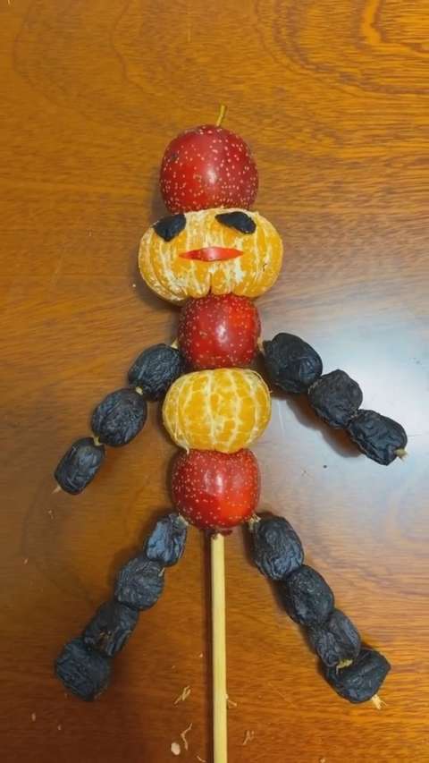 拿糖葫芦做的小人!这样的糖葫芦最受孩子喜欢!