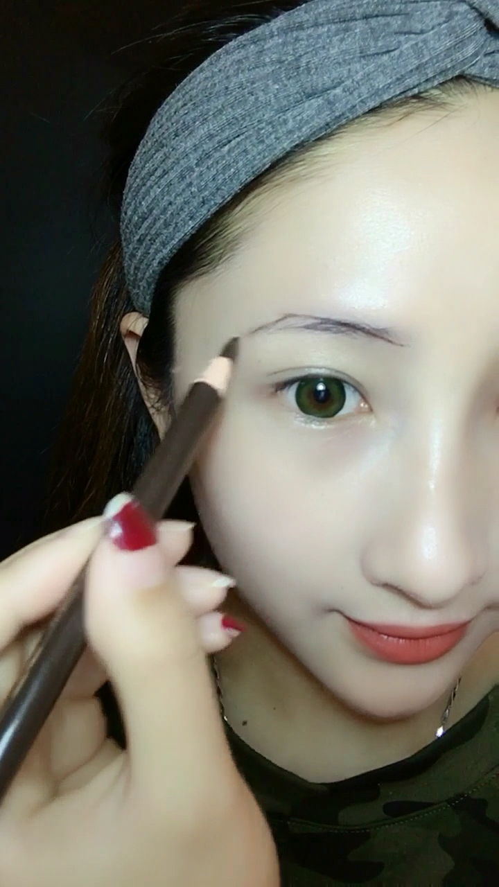 酷妹子镰刀眉来啦!最近爱上这种感觉