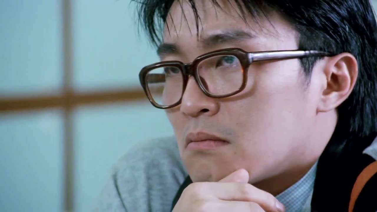 逃学威龙没想到在学校朱茵就暗恋星爷,课堂上,两人暗送秋波