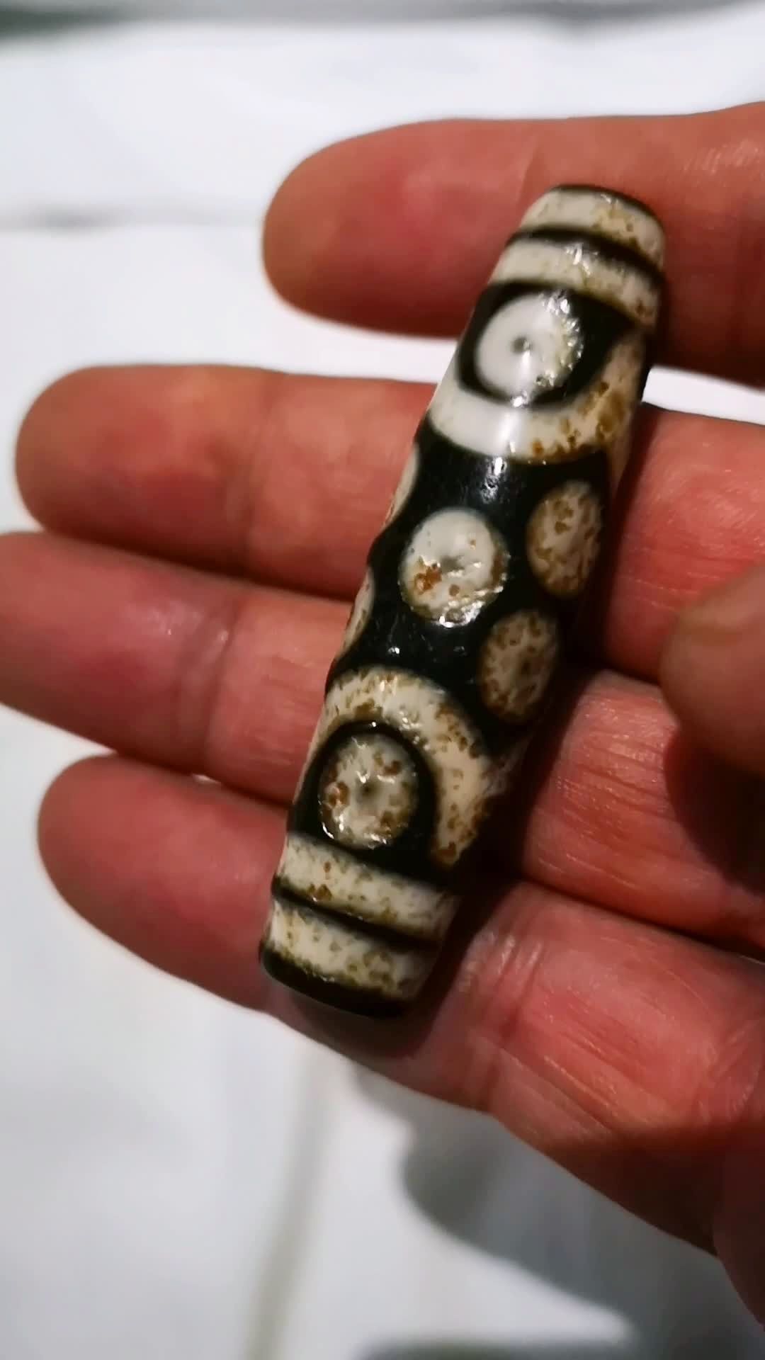 玻璃陨石千年十五眼天珠,品相完整,图腾清晰