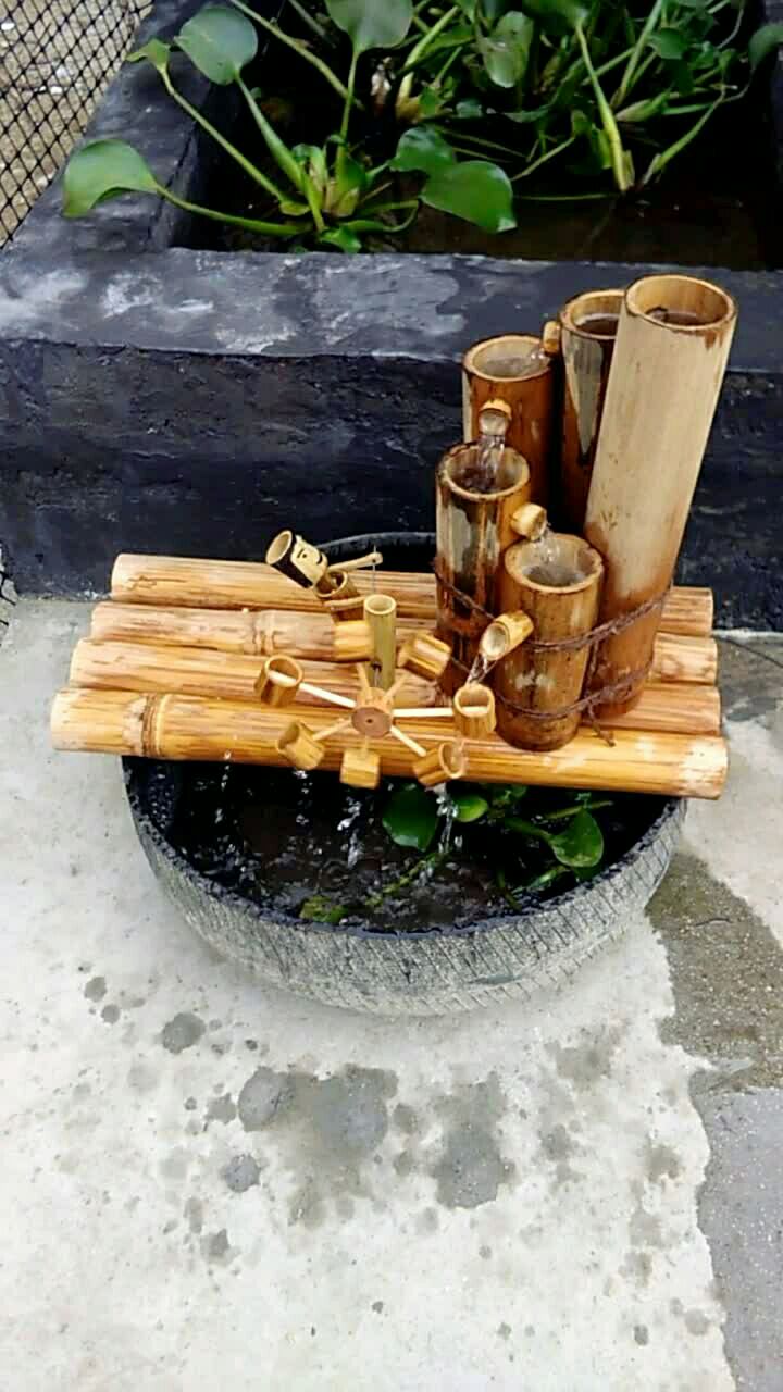 农村小伙用竹子制作的竹人水车