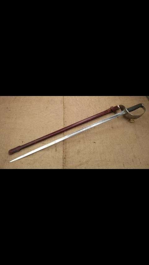 剑身雕刻有英国皇家图案,笼式护手精美无暇.剑鞘笔直棕红牛皮包裹