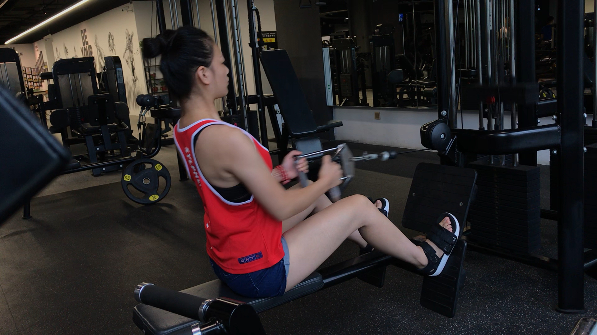 小姐姐坐姿划船,训练背部肌肉,让你身姿挺拔