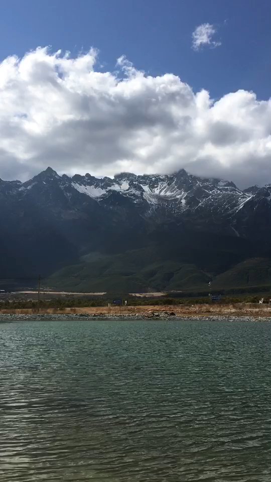 云南省丽江市玉龙雪山脚下情人湖